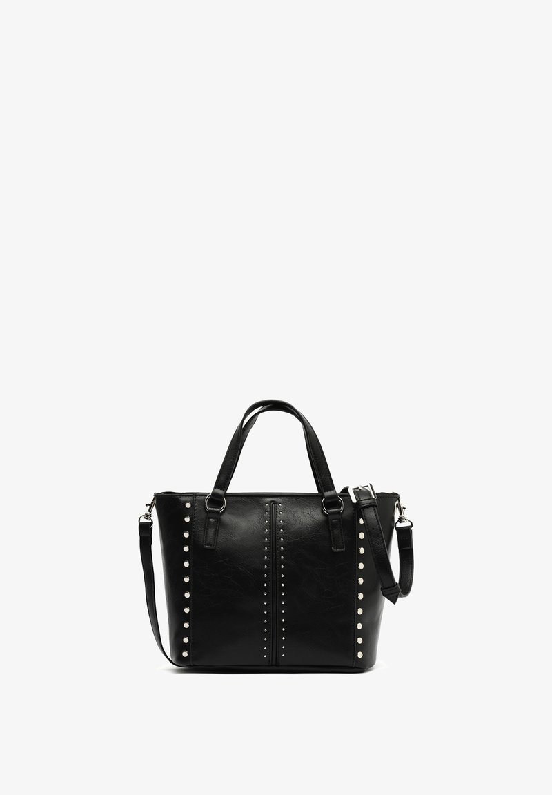 Czarna torebka z faux skóry z ćwiekami, z podwójnymi uchwytami i odpinanym paskiem na ramię. Prostokątny kształt z teksturowaną powierzchnią.