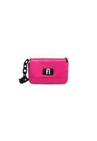 Růžová, lesklá, syntetická crossbody taška s klopou a černým řetízkem. Obsahuje výrazný obdélníkový černý kovový detail.