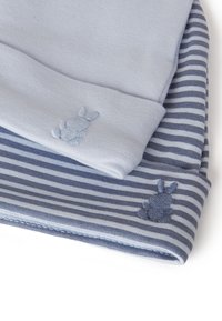 Dvě čepice: jedna jednobarevná světle modrá, druhá námořnicky modrá s bílými pruhy. Obě mají malé vyšívané motivy zajíčků ve sladěných barvách. Měkká tkanina, bez viditelného kovového příslušenství.