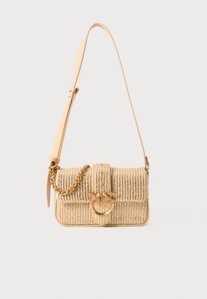 Borsa a tracolla in paglia intessuta con hardware dorato, finitura texture, tracolla a catena removibile e chiusura frontale con anello decorativo.