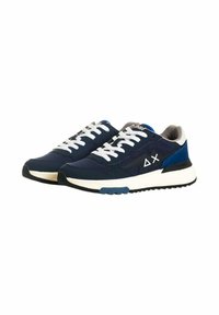 Scarpe sportive blu navy con lacci bianchi, dotate di una tomaia in rete e sintetico, dettaglio del logo triangolare e una suola intermedia bianca a contrasto.