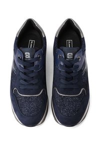 Sneaker in camoscio blu navy con una texture glitterata, dotate di lacci scuri, linguetta imbottita e dettagli argentati lungo i lati e la suola.
