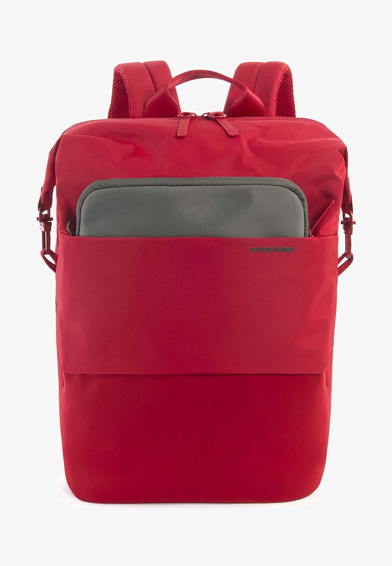 Sac à dos rouge en tissu résistant. Il dispose d'une poche avant avec une housse grise pour ordinateur portable, de bretelles rembourrées et d'une poignée supérieure pour le transport.