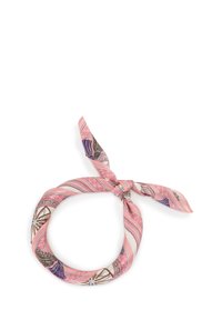 Bufanda de seda rosa con un nudo atado, que presenta un patrón de ruedas y cadenas, con rayas diagonales. Textura suave, diseño ligero.
