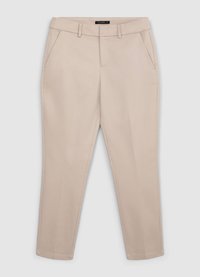Pantalon beige en tissu lisse avec une coupe ajustée. Il comprend des poches latérales et un devant plat avec des passants pour ceinture.