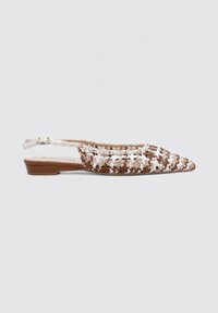 Zapatos slingback de punta afilada hechos de un material tejido en marrón y crema, con un tacón bajo y una tira blanca con detalle de hebilla.
