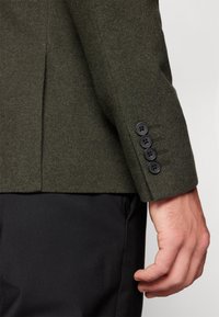 Lindbergh Suknjič - dark army mottled