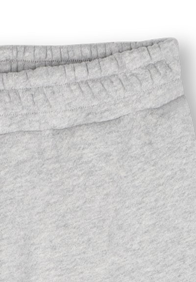 Pantalons de survêtement en coton gris avec une taille élastique et une surface douce et texturée. Aucun motif visible ni détails matériels supplémentaires.
