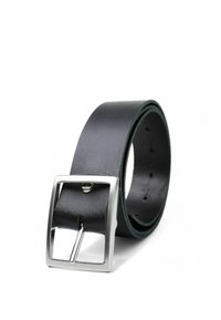 Schwarzer Ledergürtel, aufgerollt mit einer rechteckigen silbernen Metallschnalle und sichtbaren Einstelllöchern vor weißem Hintergrund.