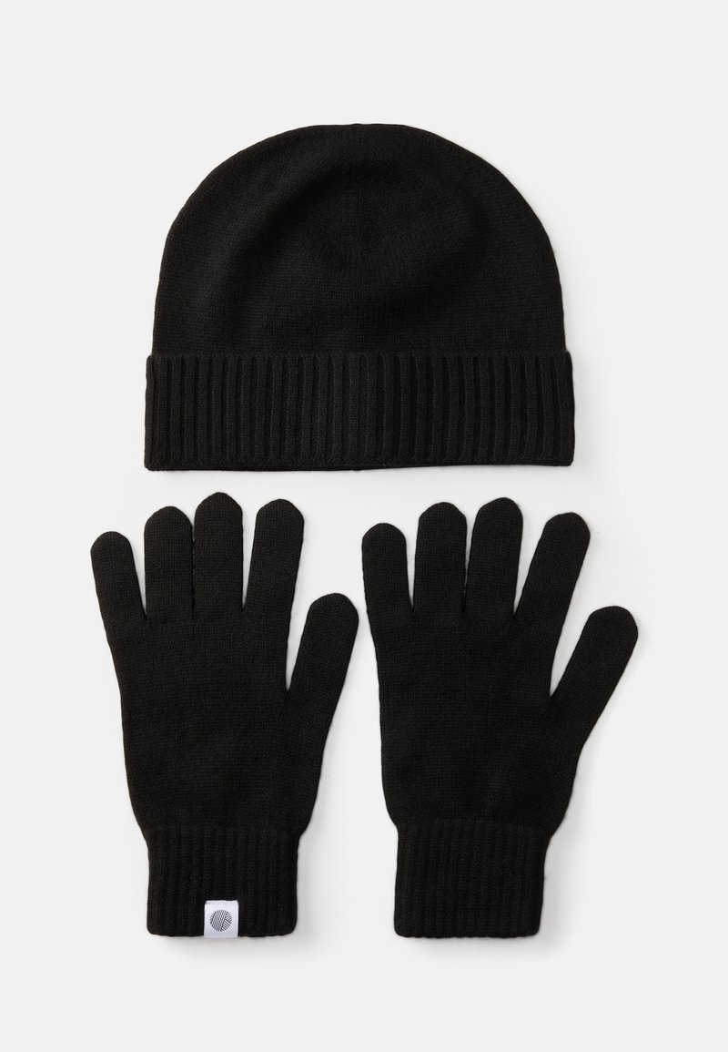 Gorro de malha preto com punho canelado e luvas de malha preta com pulso canelado também. Ambos os itens têm textura e apresentam um design sem emendas.
