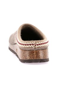 Scarpa slip-on marrone con una morbida texture simile al feltro, cuciture decorative bianche e rosse, e una suola spessa e texturizzata.