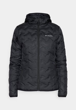 Zwarte geïsoleerde jas met een capuchon, voorzien van een gewatteerde textuur, ritssluiting aan de voorkant en het Columbia-logo op de linkerkant van de borst.