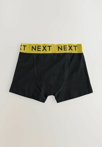 Crne pamučne bokserice s žutom gumom za pojas na kojoj je ispisana riječ "NEXT" u crnoj boji. Glađi oblik, elastična gumica za pojas.