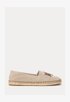 Beige kudottu espadrille, jossa pyöreä kärki, tikattu juuttipohja ja ruskea kirjailtu koriste yläosassa, esitetty sivulta valkoisella taustalla.