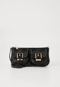 Borsa clutch intrecciata nera con due tasche frontali, dettagli in metallo dorato e tracolla staccabile. Materiale testurizzato con finitura lucida.