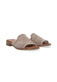 Åbne tå slidesandaler med en struktureret vævet overdel i beige, med en brun læderindersål og en lav blokhæl for stabilitet.