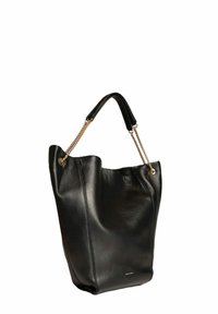 Borsa tote in pelle nera con un design morbido e slouchy, caratterizzata da un manico superiore e dettagli in catena dorata. Stile minimalista senza loghi visibili.