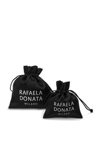 Svart sammet drawstring-påsar, en större och en mindre, med vit text: "RAFAELA DONATA MILANO." Slät yta med gathered toppar.