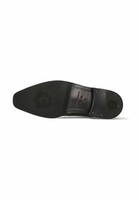 Suela de zapato de cuero negro con forma puntiaguda, superficie texturizada y logotipo en relieve. Presenta un borde liso y detalle de costura visible.