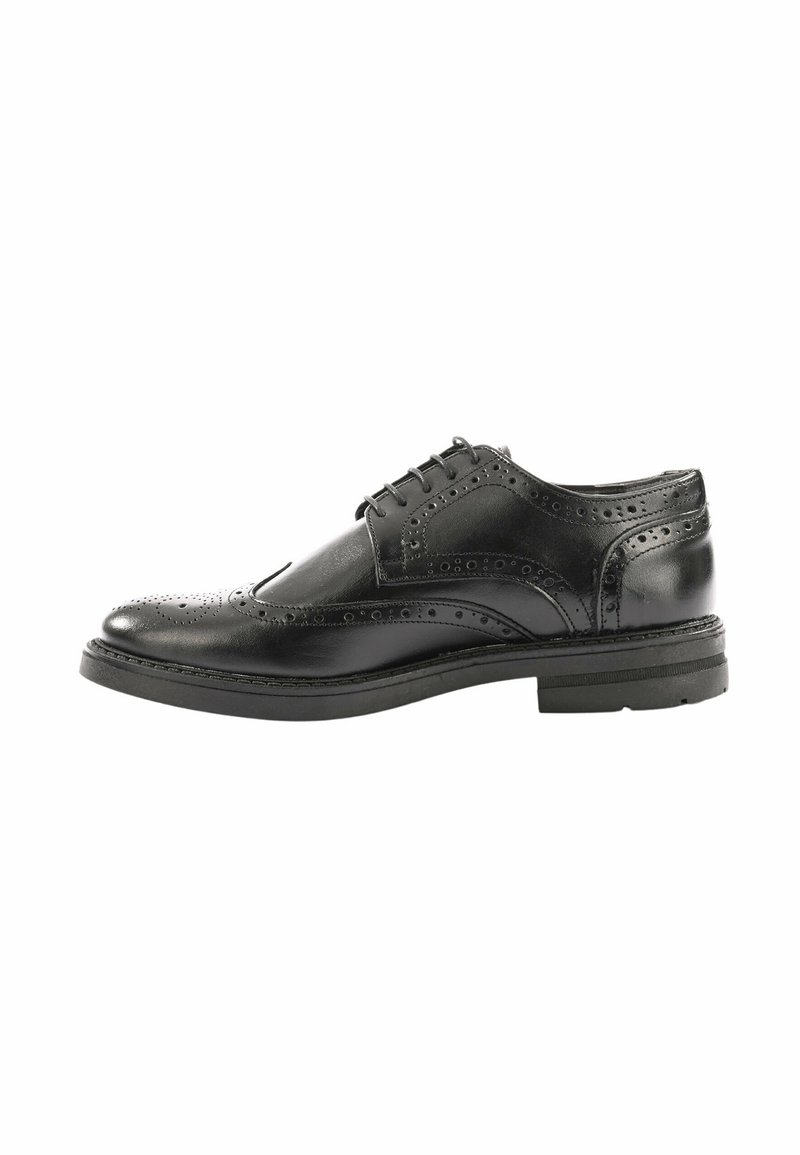 Scarpa da uomo in pelle nera con dettagli brogue, punta arrotondata e design con lacci; presenta una suola robusta e una texture liscia.