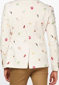 Aksamitna kremowa marynarka z haftem, na której widnieją różnorodne kolorowe tropikalne motywy, w tym owoce, zwierzęta i wzory kwiatowe. Dopasowany krój z rozcięciem z tyłu.