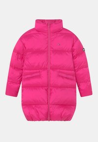 Vaaleanpunainen, pitkä untuvatakki, jossa on pystykaulus, etuvetoketju, kaksi etutaskua läpällä ja pieni logo rinnassa ja hihassa.