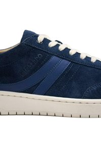 Zapatillas de ante azul con cordones blancos y un diseño de rayas azules en contraste. Presenta una parte superior texturizada y una suela de goma blanca.