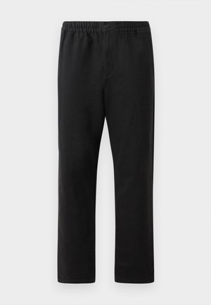 Mustat elastiset vyötäröhousut nappikiinnityksellä, suora lahje ja sivutaskut, esitelty valkoista taustaa vasten.