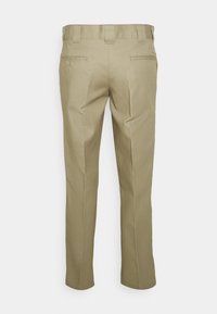Pantalon beige à jambes droites avec passants de ceinture, deux poches arrière et un petit patch logo de la marque sur le côté droit.
