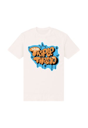 Weißes T-Shirt mit graffitiartigem orangefarbenem Text "Triple Thread", umrandet in Schwarz und Blau, darüber kleinerer Text "Hoopwear".