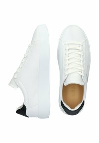 Sneaker bianche basse in materiale sintetico, con suola bianca spessa, lacci tono su tono e dettaglio nero sul tallone.