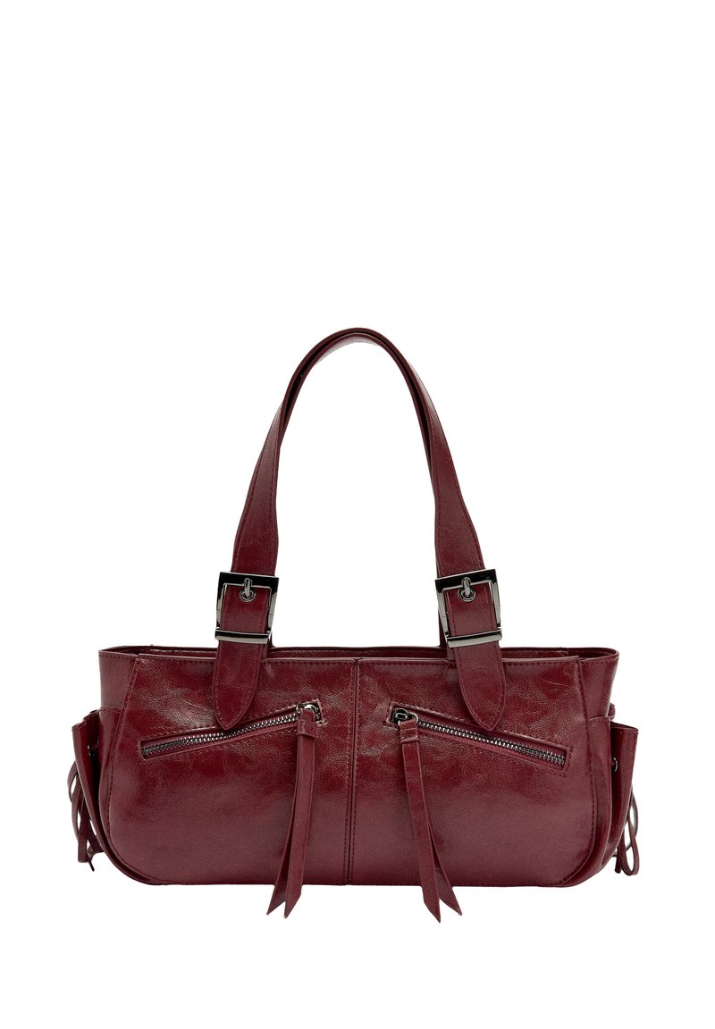 Butelkowa skórzana torebka z dwoma kieszeniami na zamek, ozdobiona frędzlami, z dwoma uchwytami. Charakteryzuje się gładką teksturą i prostokątnym kształtem.