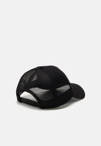 Gorra negra con parte frontal sólida y trasera de malla, con visera curva y correa de plástico ajustable. Tela texturizada con ventilación.