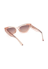 Gafas de sol de estilo cat-eye con un marco translúcido de color rosa claro y lentes marrones degradados. Presentan un diseño anguloso y elegante y una mínima marca en la patilla.