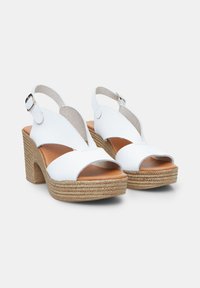 Bata Magas sarkú szandálok - bianco
