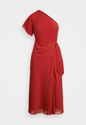 Robe rouge à encolure cache-cœur avec des manches courtes et flottantes, ornée de pois blancs et d'un nœud sur le côté, fabriquée en tissu léger pour une silhouette fluide.