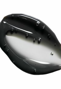 Líquido negro y gris con una textura brillante, formando una forma alargada. Se pueden ver burbujas de diferentes tamaños en la superficie.