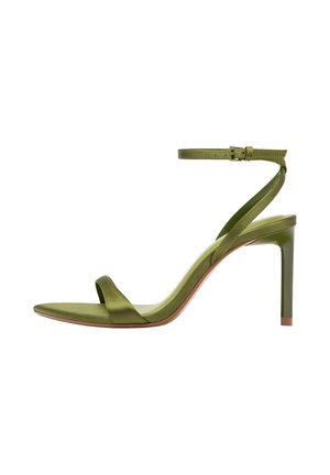 Grüne Satin-Sandalette mit hohem Absatz, dünnem Knöchelriemen und Schnalle, einem einzelnen Zehenriemen und mittelhohem Stilettoabsatz auf weißem Hintergrund.