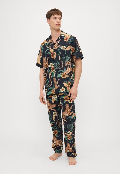 Set de pijamale tropicale cu mânecă scurtă, având un fundal închis cu modele de leopard și flori. Fabricat dintr-un material ușor și respirabil.