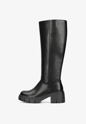 Schwarze kniehohe Stiefel aus glattem Kunstleder, mit runder Schuhspitze, klobigem Absatz und strukturierten Gummisohlen mit Ausschnitten.