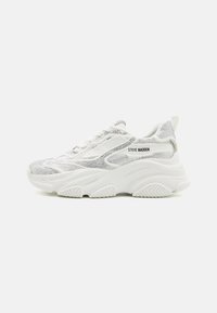 Silbernes Netz-Sneaker mit weißer, klobiger Sohle. Verfügt über eine strukturierte Gestaltung, Schnürsenkel und Branding an der Seite. Sieht leicht und sportlich aus.