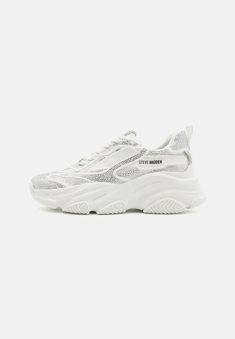Silbernes Netz-Sneaker mit weißer, klobiger Sohle. Verfügt über eine strukturierte Gestaltung, Schnürsenkel und Branding an der Seite. Sieht leicht und sportlich aus.