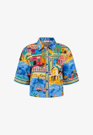 Camicia a maniche corte con bottoni, caratterizzata da una vivace scena di mare multicolore, con barche, case e motivi astratti su uno sfondo blu.