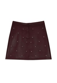Mini-jupe en cuir bordeaux avec un bouton à l'avant, une couture centrale et de petites clous en argent dispersés sur le panneau avant.