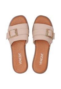 Beige rutsandaler lavet af glat materiale med en bred rem, der har en guldbeslag, og en polstret brun sål.