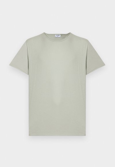 Ανοιχτό γκρι κοντομάνικο T-shirt με στρογγυλή λαιμόκοψη, απλός σχεδιασμός με μικρή ετικέτα μάρκας μέσα στον γιακά.