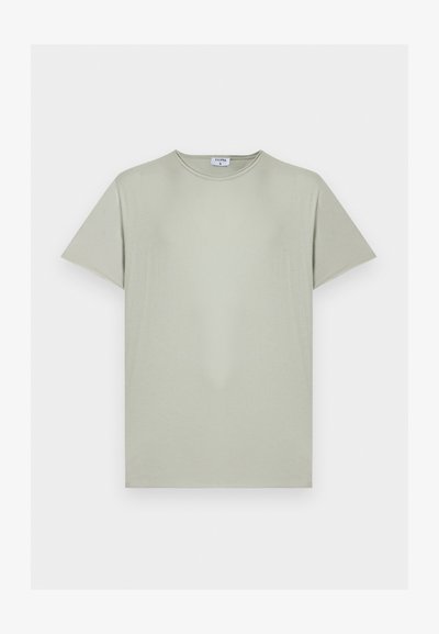 Ανοιχτό γκρι κοντομάνικο T-shirt με στρογγυλή λαιμόκοψη, απλός σχεδιασμός με μικρή ετικέτα μάρκας μέσα στον γιακά.