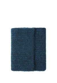 Carré en laine de couleur bleu canard profond avec une surface texturée. Présente une couture pliée et une finition douce et pelucheuse. Pas de motifs ni d'accents visibles.