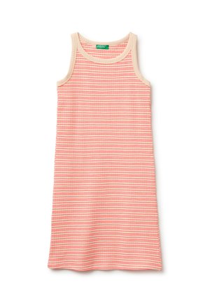 Ärmelloses geripptes Kleid mit beigem Saum, mit abwechselnden dünnen roten und cremefarbenen horizontalen Streifen, flach auf weißem Hintergrund gelegt.