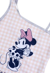 Top sin mangas de Minnie Mouse con tirantes plateados, que presenta un gráfico en blanco y negro sobre un fondo de estampado de cuadros rosa pálido.